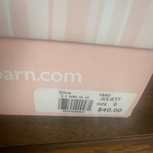 Silver and black pumps - Picture 4 of 4